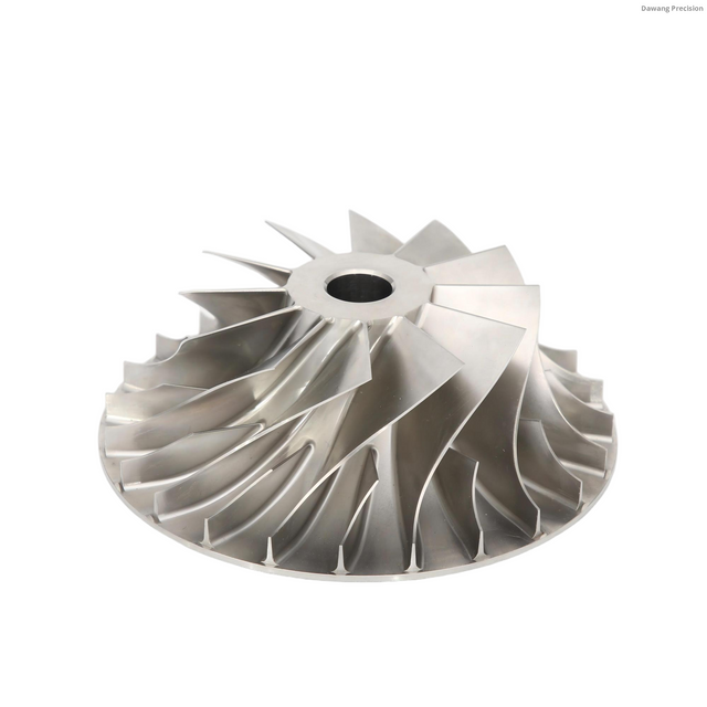 Крупный план 5-осевого компрессорного колеса, обработанного на станке с ЧПУ, с точечной фрезеровкой для высоконаддувных турбокомпрессоров.