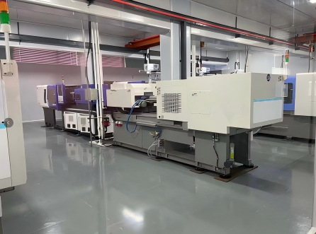 Cleanroom injection molding workshop for precision plastic component manufacturing